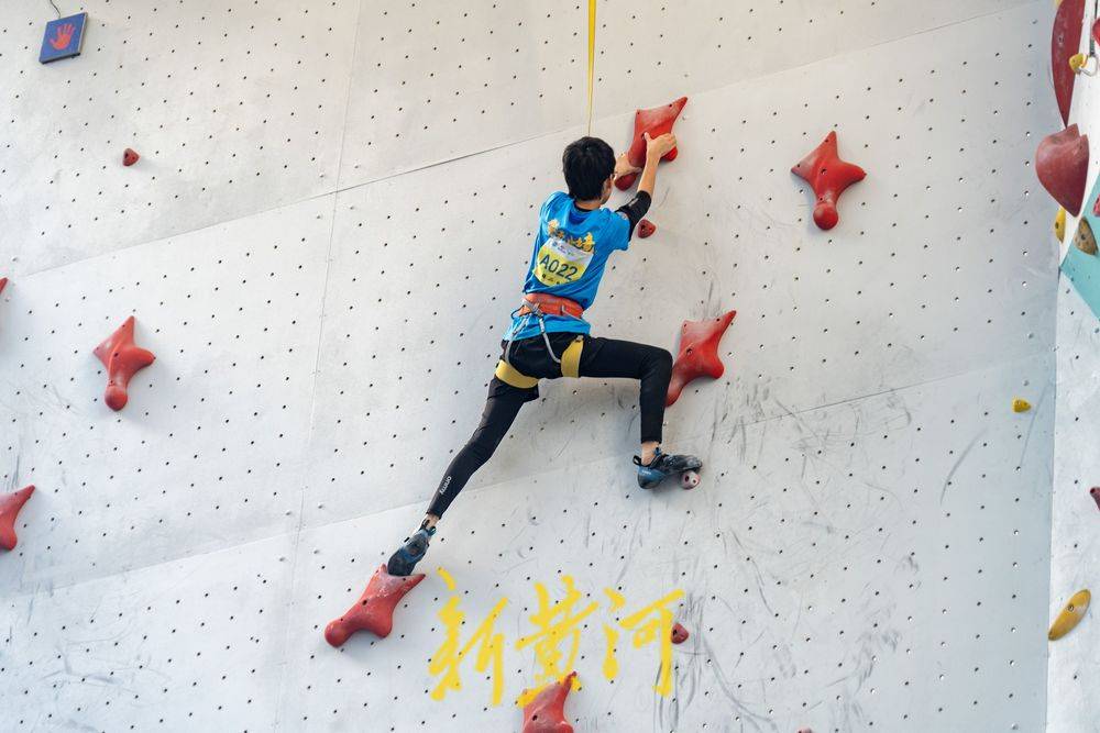 了她们的 了她们的